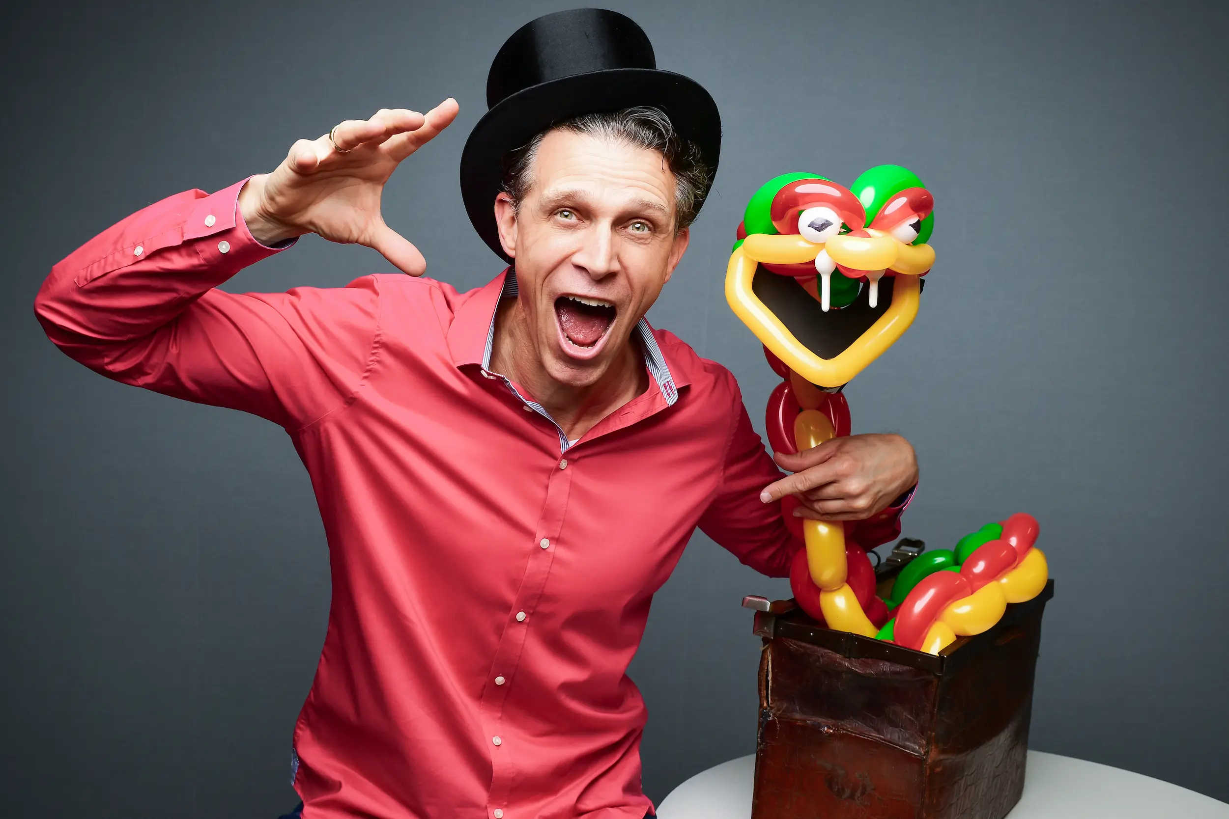 Darion von bunten Luftballons umgeben