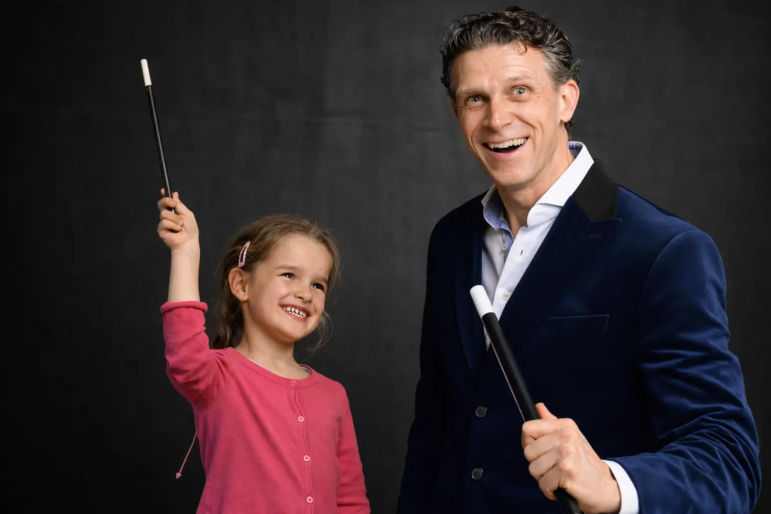 Kinderzauberer Darion mit Mädchen und Zauberstab