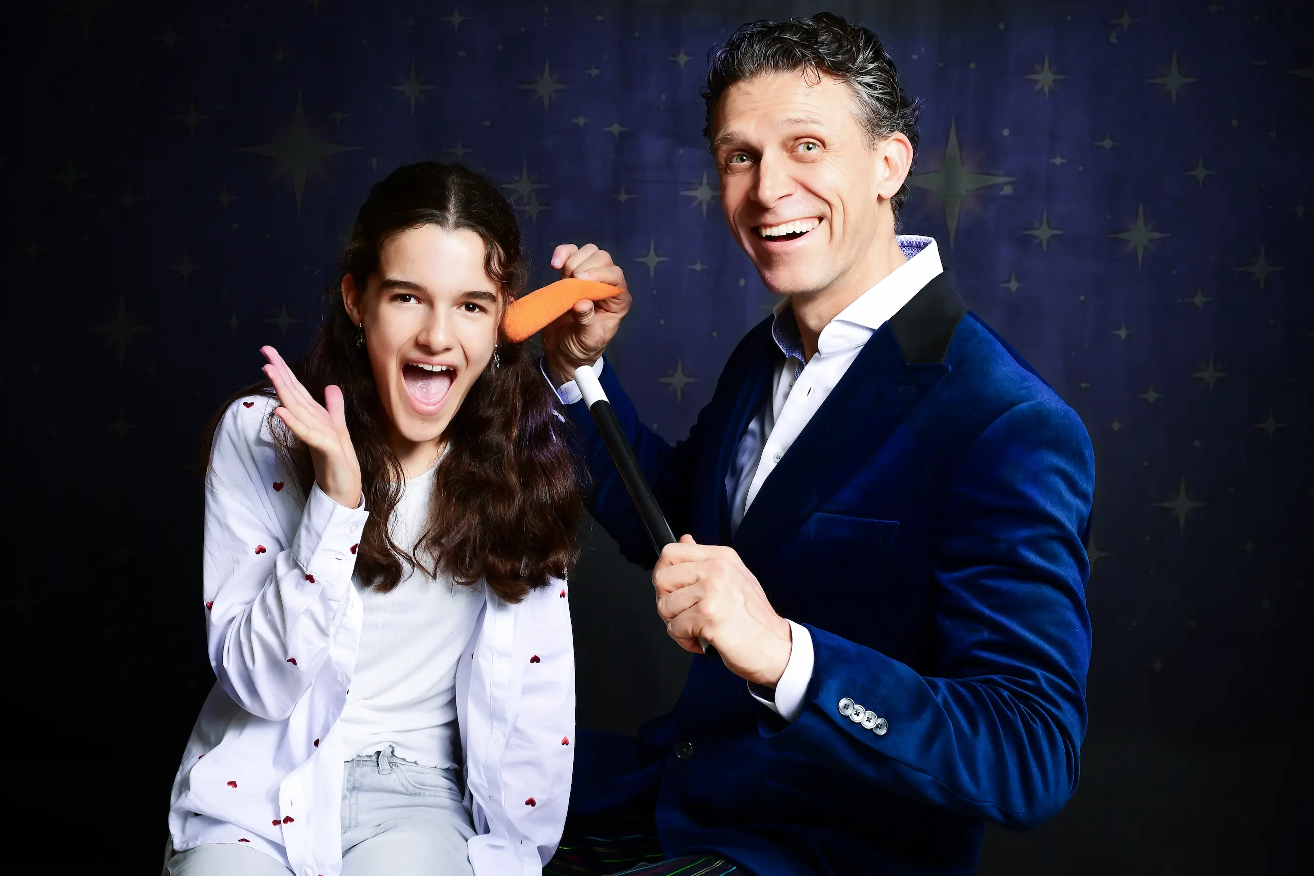 Kinderzauberer Darion mit Mädchen bei Zaubershow